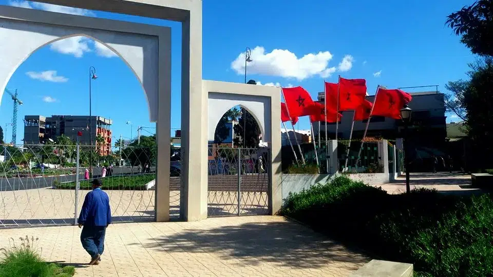 Jardin Jerusalem — entrée et drapeaux