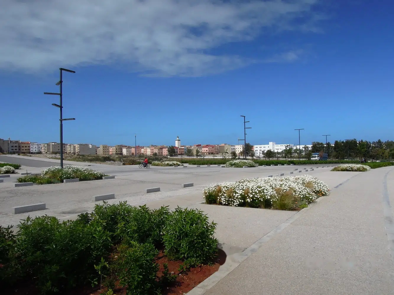 Boulevard Mestari — placette et massifs fleuris