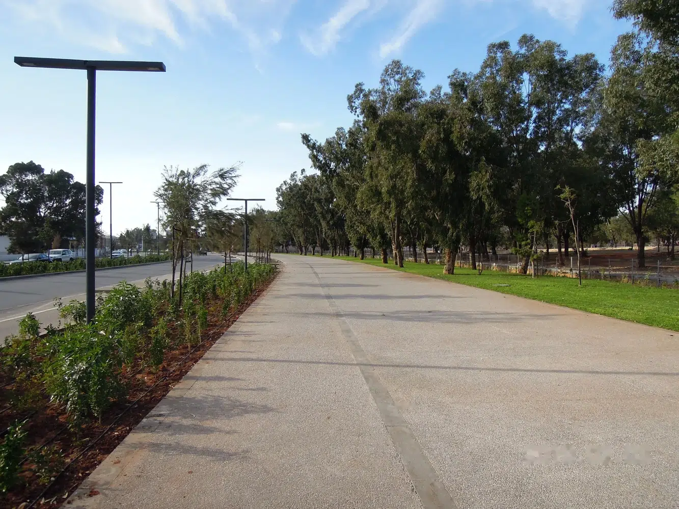 Boulevard Mestari — promenade plantée et éclairage